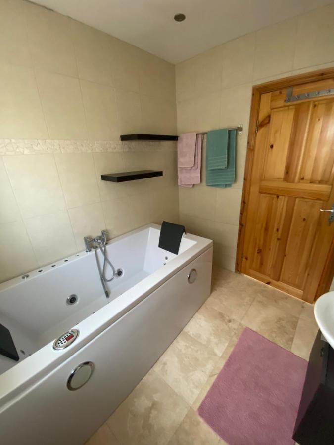Town Villa With Charming Garden, Bbq Area & Sleeps 6 Cashel  Kültér fotó