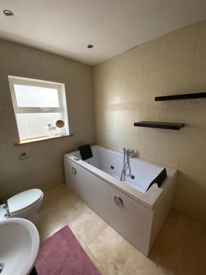 Town Villa With Charming Garden, Bbq Area & Sleeps 6 Cashel  Kültér fotó